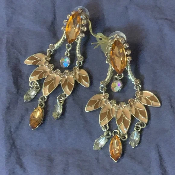 Art Deco Chandelier earrings in nude and tan and gold - Picture 3 of 7